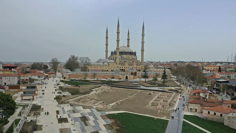 Selimiye Camisi'nin ihtişamını gözler önüne seren meydan projesi