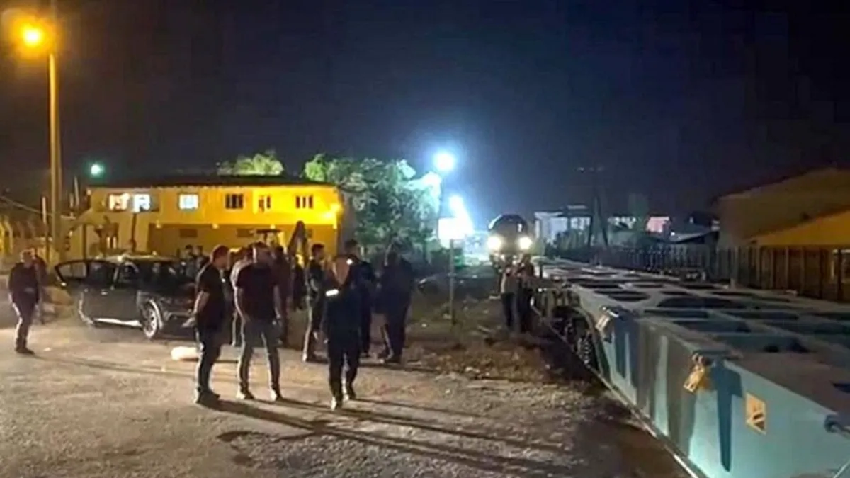 Erzurum'da korku dolu anlar! Yük treni otomobile çarptı
