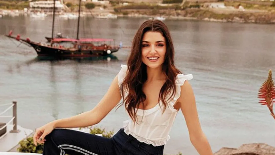 Azize'nin yıldızı Hande Erçel'den kanser hastası çocuklara yardım