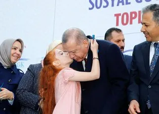 Erdoğan, kendine seslenen kız çocuğunu yanına çağırarak kurdeleyi beraber kesti