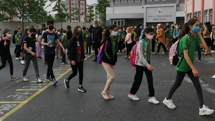 Son dakika: Okullarda ara tatil sonrası ders zili çaldı! Kovid 19 nedeniyle kaç sınıf kapalı? - 1
