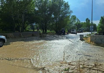 Erzincan'da sağanak yağış etkili oldu