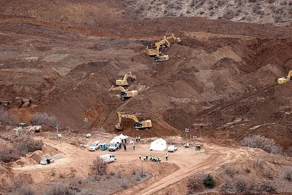1708335267004.jpeg Erzincan İliç'teki toprak kayması! Bölgede ikinci heyelan riski! Bakan duyurdu: Arama faaliyetleri durdu - 16