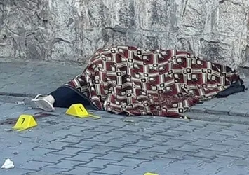 Eşini ve kızını sokak ortasında öldürdü