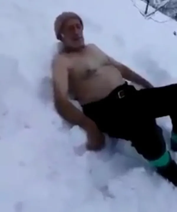 rizede-89-yasindaki-adam-kar-banyosu-yapti-goren-donup-bir-daha-bakti-1642600425991.jpg Rize’de 89 yaşındaki adam kar banyosu yaptı! Gören dönüp bir daha baktı - 2