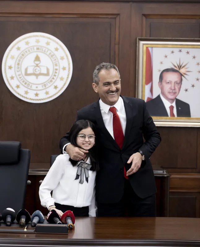 Milli Eğitim Bakanı Mahmut Özer 23 Nisan'da koltuğunu küçük Yağmur'a devretti! Güldüren yüz yüze eğitim diyaloğu - 3
