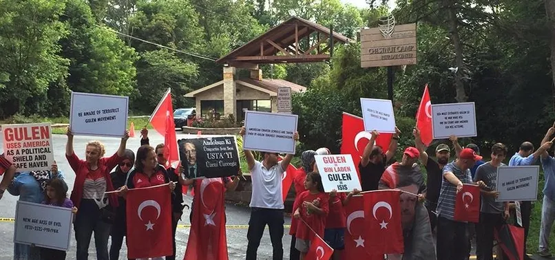 FETÖ elebaşı, ABD'deki malikanesi önünde protesto edildi