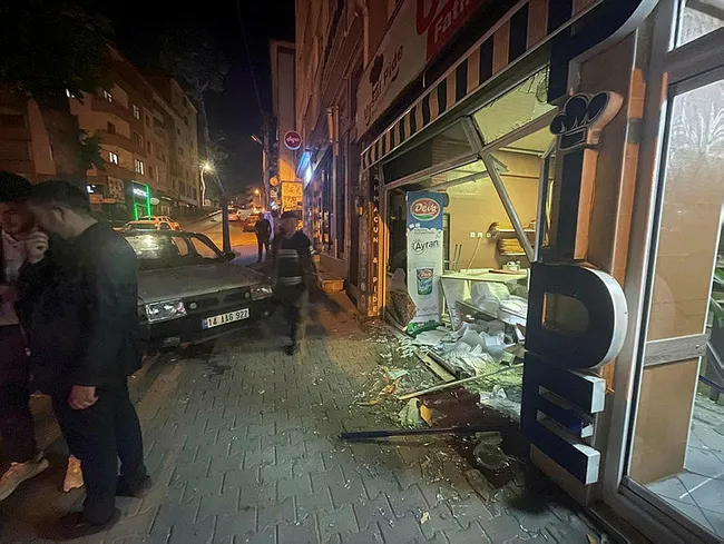 boluda-dehset-otomobille-pide-dukkanina-girdi-1688240071486.jpg Bolu'da dehşet! Otomobille pide dükkanına girdi - 2