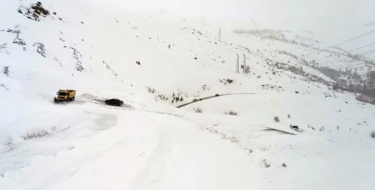 Görüntüler Türkiye’den! Tek katlı evler kara gömüldü ❄️ Elektrik direkleri buz tuttu