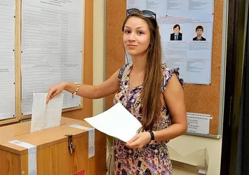 Antalya'da yaşayan Ruslar parlamento seçimi için oy kullanıyor
