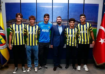 Son dakika: Fenerbahçe 5 genç futbolcuyla profesyonel sözleşme imzaladı