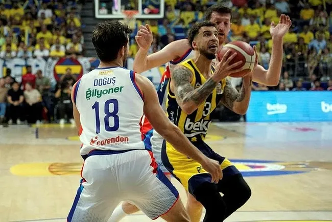Potada şampiyon Fenerbahçe! Kanarya Anadolu Efes’i 3-1 mağlup etti
