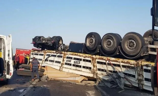 Bursa'da kırmızı ışıkta geçen TIR ortalığı savaş alanına çevirdi: 4 kişi ağır yaralı - 1