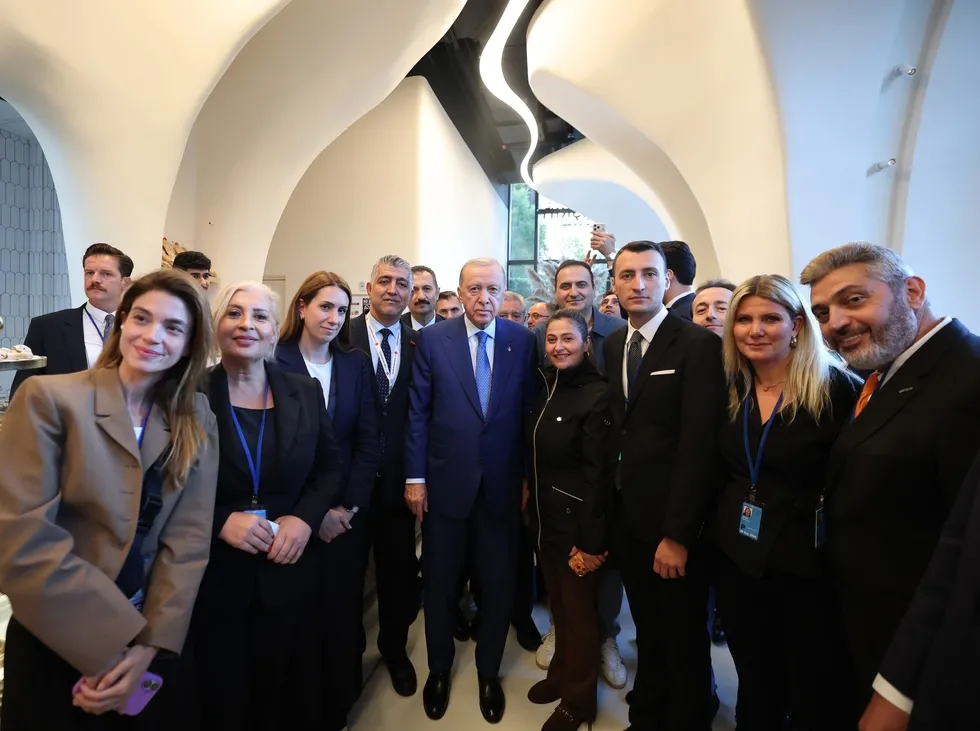 baskan-erdogana-abdde-sevgi-seli-pastanede-vatandaslarla-bir-araya-geldi-1790213706388.jpg Başkan Erdoğan'a New York'ta sevgi seli! Pastanede vatandaşlarla bir araya geldi - 2