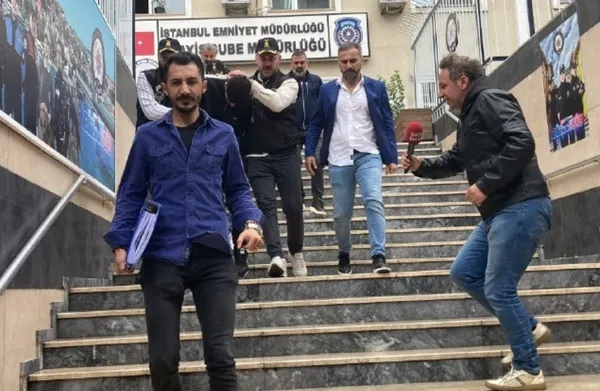 sedat-peker-ile-ilgili-paylastigi-videolarla-tanindi-cenk-celiki-vuran-zanli-yurtdisina-kacmak-isterken-yakala-1663847798724.jpg Sedat Peker ile ilgili paylaştığı videolarla tanındı! Cenk Çelik’i vuran zanlı yurtdışına kaçmak isterken yakalandı - 2