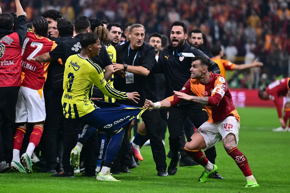 pfdkdan-abdulkerim-bardakci-ve-browna-men-karari-1793336719138.jpg Galatasaray-Fenerbahçe derbisinin PFDK kararları açıklandı: Abdülkerim Bardakcı ve Brown'a men cezası! - 2