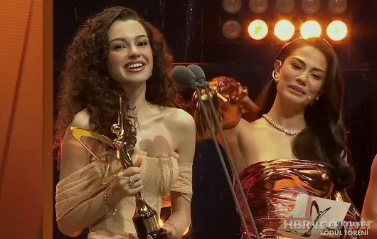 Bir Gece Masalı'nın Canfeza'sı Su Burcu Yazgı Coşkun'un annesi bakın kimmiş! 8