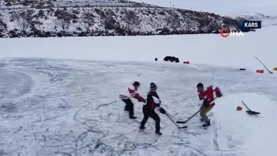 Çıldır Gölü’nde buz hokeyi