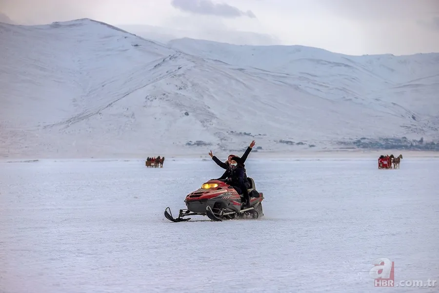 Çıldır Gölü ilgi odağı oldu! Turistler atlı kızağa hayran kaldı 6