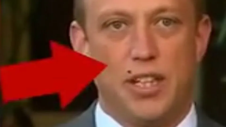 Canlı yayında neye uğradığını şaşırdı! Video sosyal medyada izlenme rekorları kırdı! Yanağına konan sineği yuttu