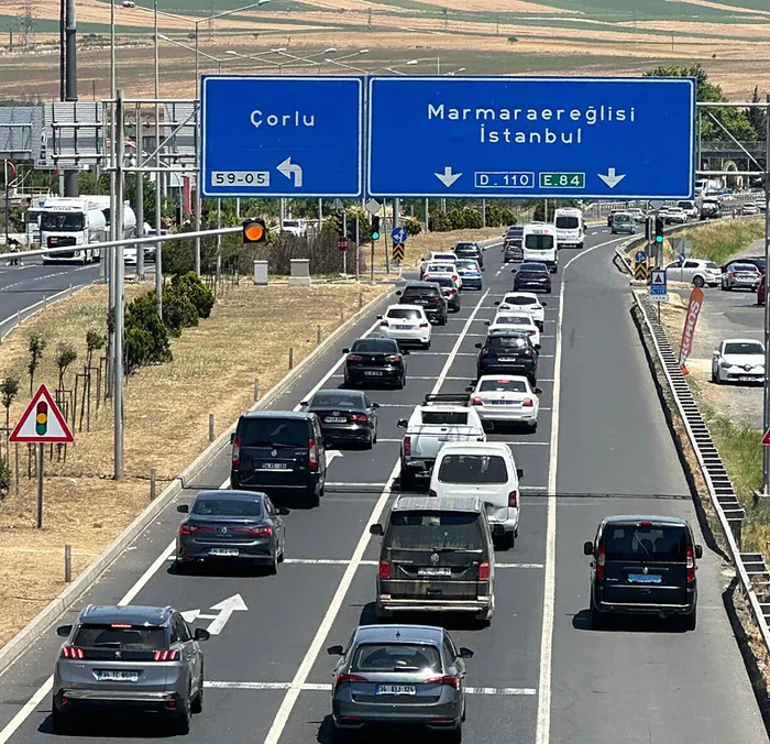 Bayram tatilinin son gününde trafik yoğunluğu! Kuyruğun başı var sonu yok - 1