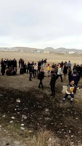 Van'da belediye otobüsü kamyona çarptı:19 yaralı - 1