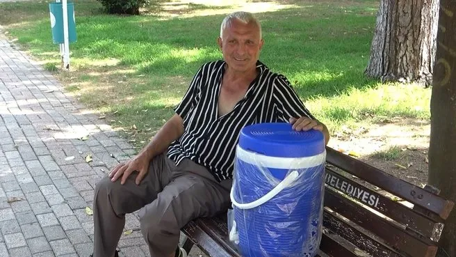 Adana sıcağı vatandaşı termosla gezdirdi