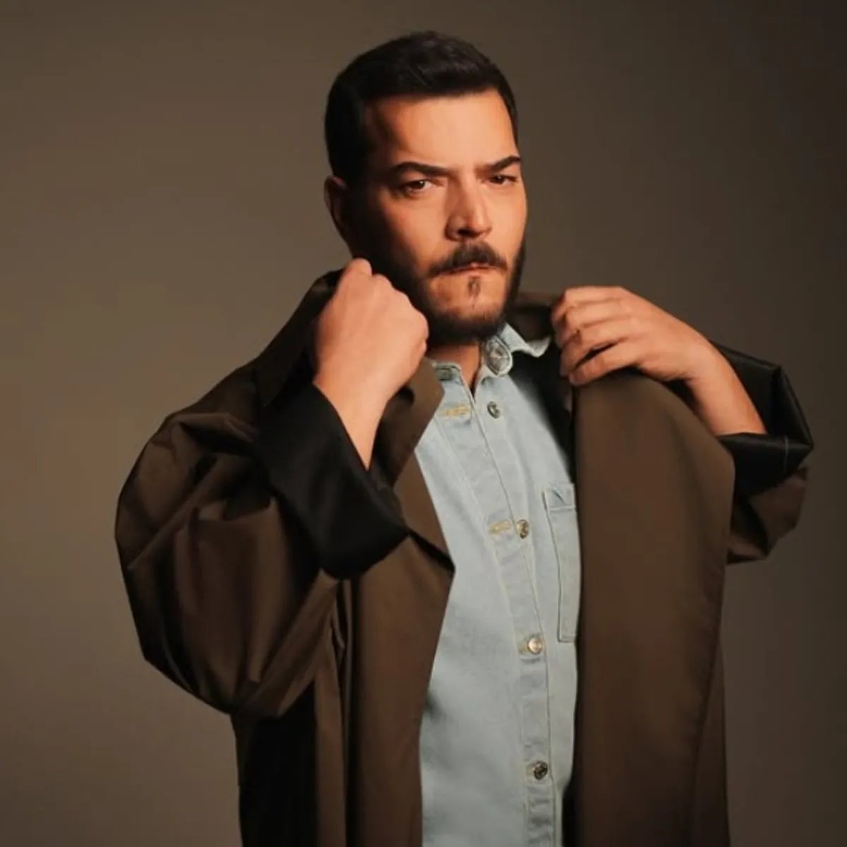 Kuruluş Orhan'ın en tatlı misafiri: Çağrı Şensoy kızına Oba'yı gezdirdi