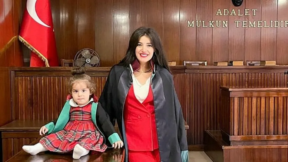 Minik avukat Beliz annesinin izinde