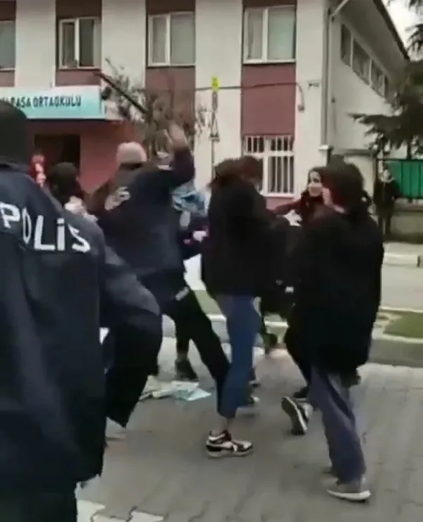 bursada-liseli-kizlar-birbirine-tekme-ve-yumrukla-saldirdi-o-anlar-kamerada-1641905751877.jpg Bursa’da liseli kızlar birbirine tekme ve yumrukla saldırdı: O anlar kamerada - 2