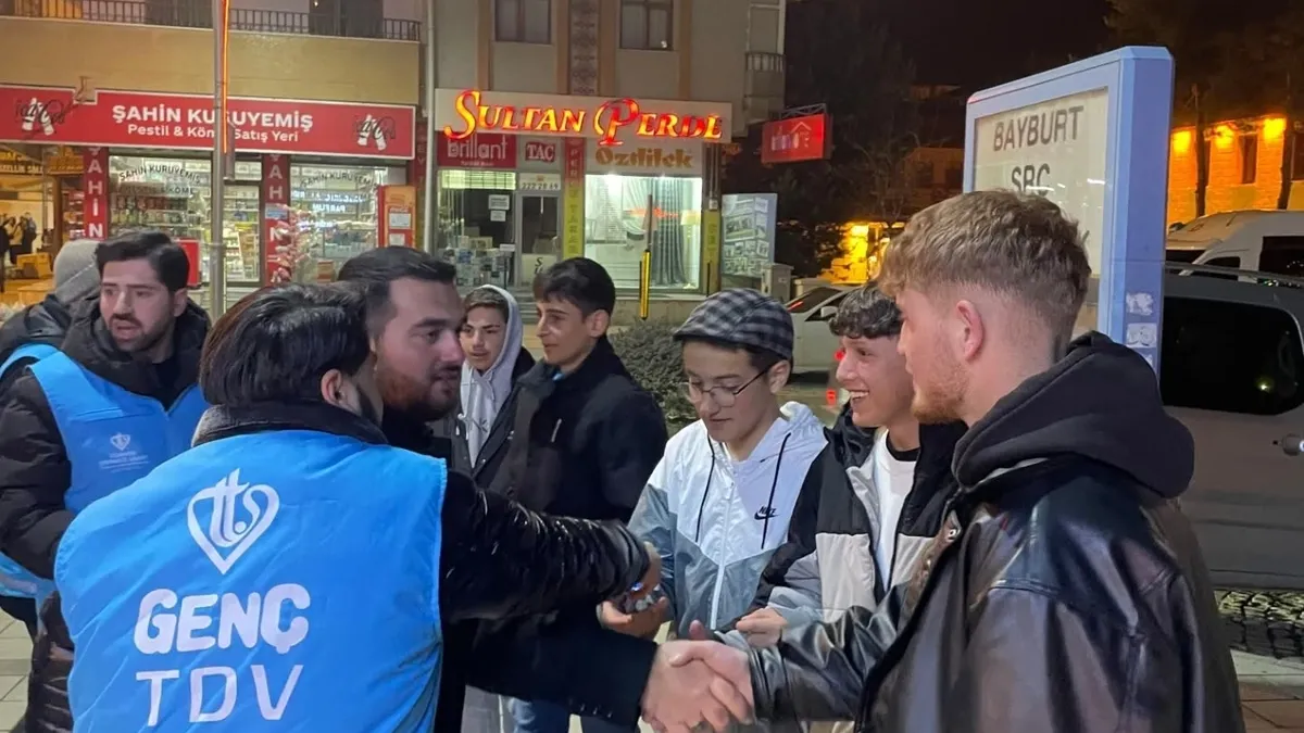 Bayburt'ta çocuklara teravih sürprizi: Ayakkabılarda çikolata