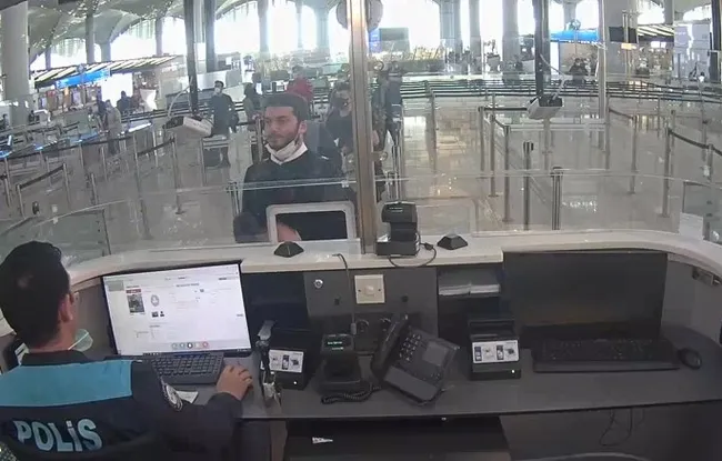 thodexin-sahibi-ozerin-yurt-disina-kacisinin-goruntuleri-ortaya-cikti-1621577890805.jpg Thodex'in sahibi Özer'in yurt dışına kaçışının görüntüleri ortaya çıktı - 1