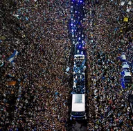 Son şampiyon Arjantin ülkesinde krallar gibi karşılandı! Meydanlar iğne atsan yere düşmez