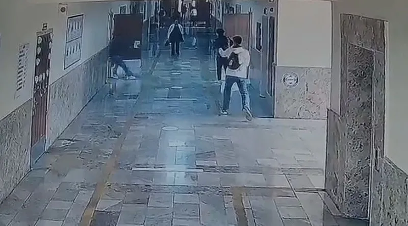 Silahlı saldırı anı güvenlik kamerasına yansıdı