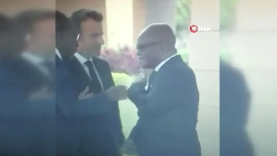 Beninli bakanın Macron’un dokunduğu omzunu silkelemesi gündem oldu