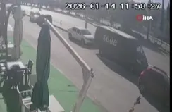 Antalya’da otomobil refüjdeki ağaca çarptı