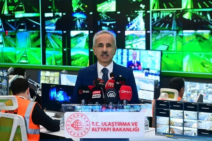 1712647410346.jpeg 81 ile akıllı yollar geliyor! Bakan Abdulkadir Uraloğlu duyurdu: Kaza riski en aza inecek - 7