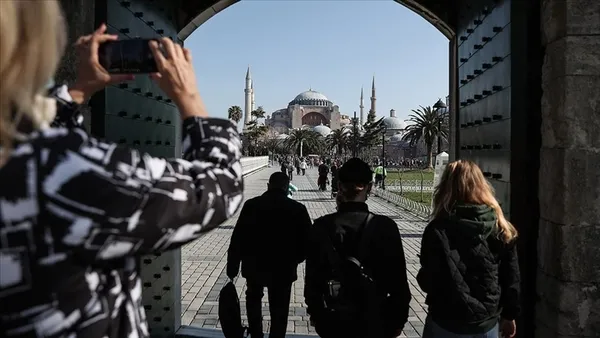 1707823016899.jpg İstanbul'a yabancı turist aktı! Tüm yılların rekoru kırıldı! 2023'te en çok o ülkeden ziyaretçi geldi... - 3
