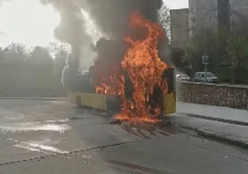 Kartal'da park halindeki İETT otobüsü yandı