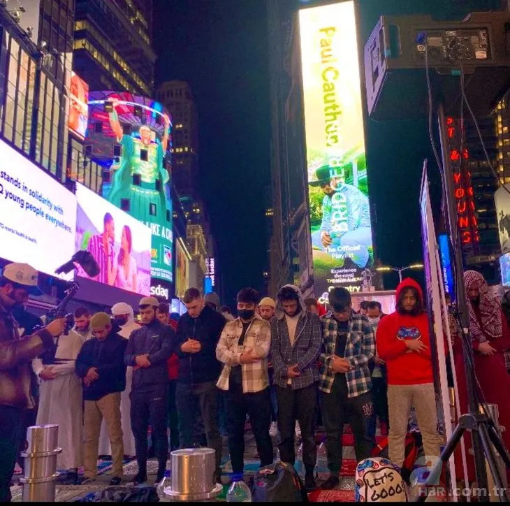 Tarihte bir ilk! ABD’nin New York kentindeki Times Meydanı’nda teravih namazı kılındı