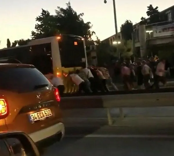 1629614470543.jpeg İETT'nin arızalı otobüsleri yine yolda bıraktı! Arızayı vatandaş tamir etti - 2