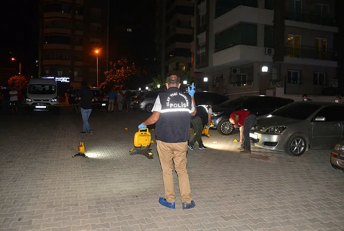 Son dakika: Adana'da korku dolu anlar! Evinin önünde pusuya düşürüp tabancayla başından vurdular - 1
