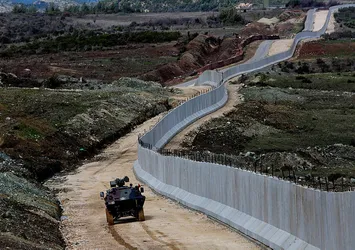 Sınır duvarında iki yerli buluş