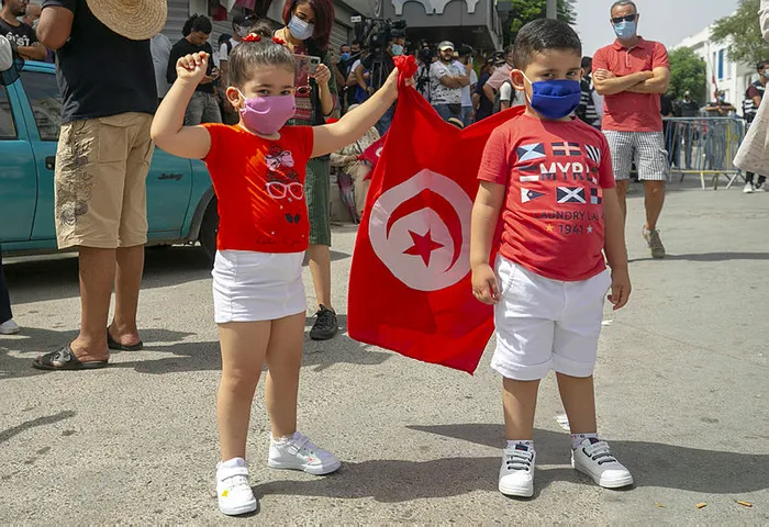 Son dakika: Darbenin yaşandığı Tunus'ta flaş karar: 1 ay süreyle sokağa çıkma yasağı ilan edildi - 2