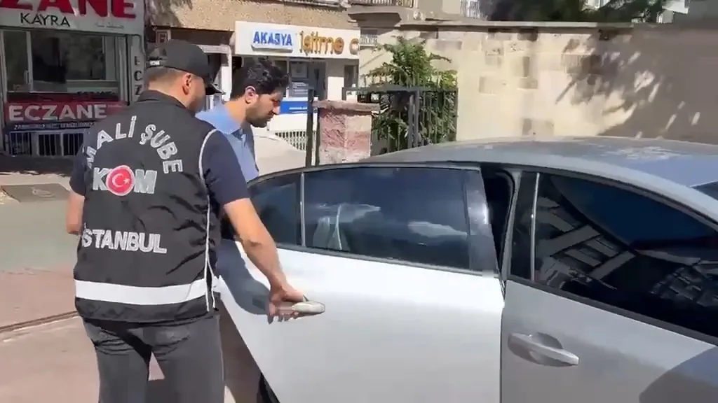 1790749743743.jpg Pusula Holding Yönetim Kurulu Başkanı Serdar Turhan'ın gözaltına alındığı anlar