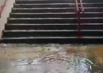 Metro altgeçidini kanalizasyon suyu bastı