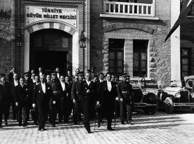 turk bayragi ve ataturk fotograflari
