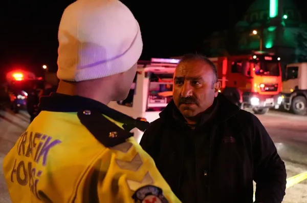1702591629867.jpg Bolu’da Sodyum Alüminat tehlikesi! Yalova’dan Azerbaycan’a giden kimyasal yüklü tanker tepkimeye girdi - 4