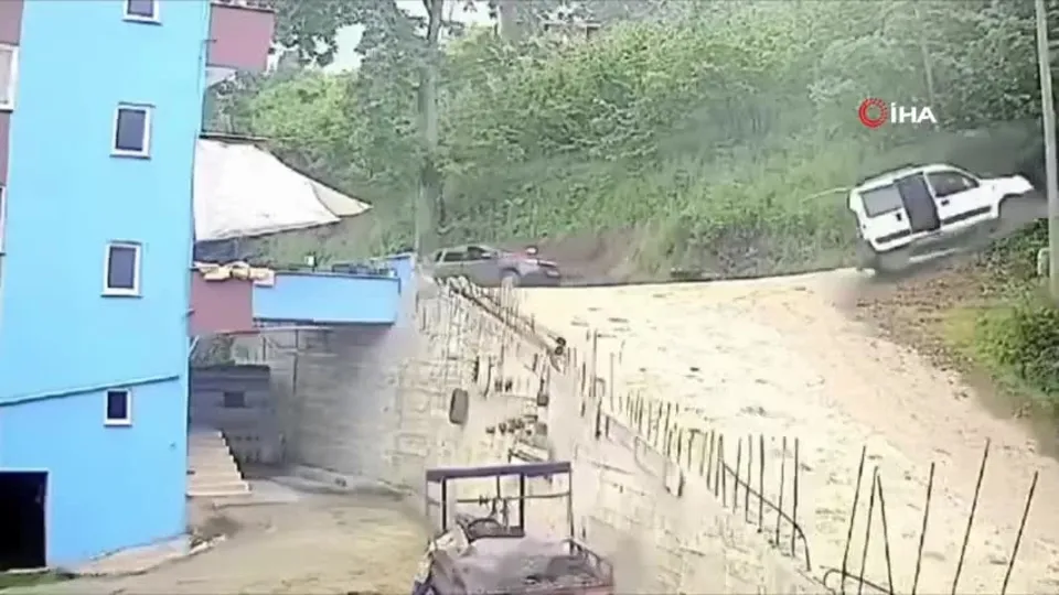 Evin bahçesine böyle uçtu