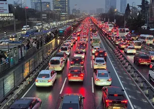 Yola çıkacaklar dikkat! Megakentte trafik kilit yoğunluk yüzde 85